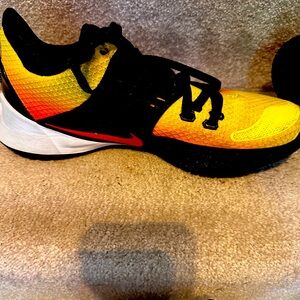 Nike tennis shoe in excellent condition.